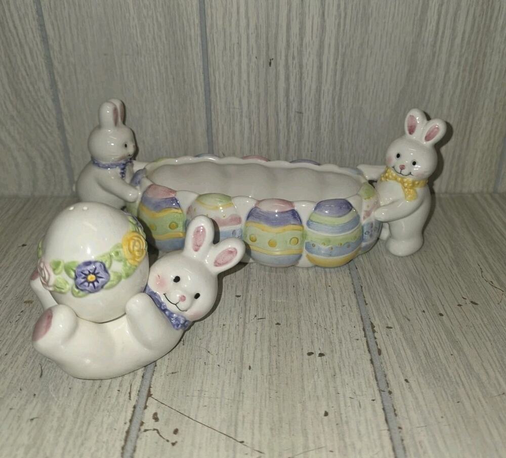 Vtg Hallmark Easter Bunny Center Piece With Bunny And Egg Salt N Pepper Shakers